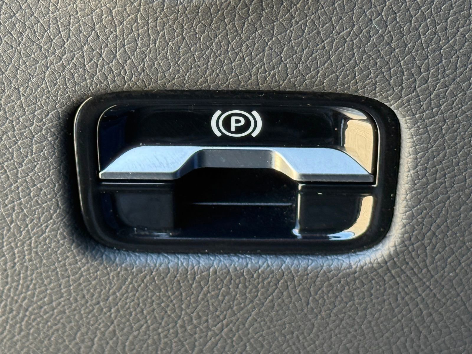 Used 2025 Mercedes-Benz GLC 300 image 26