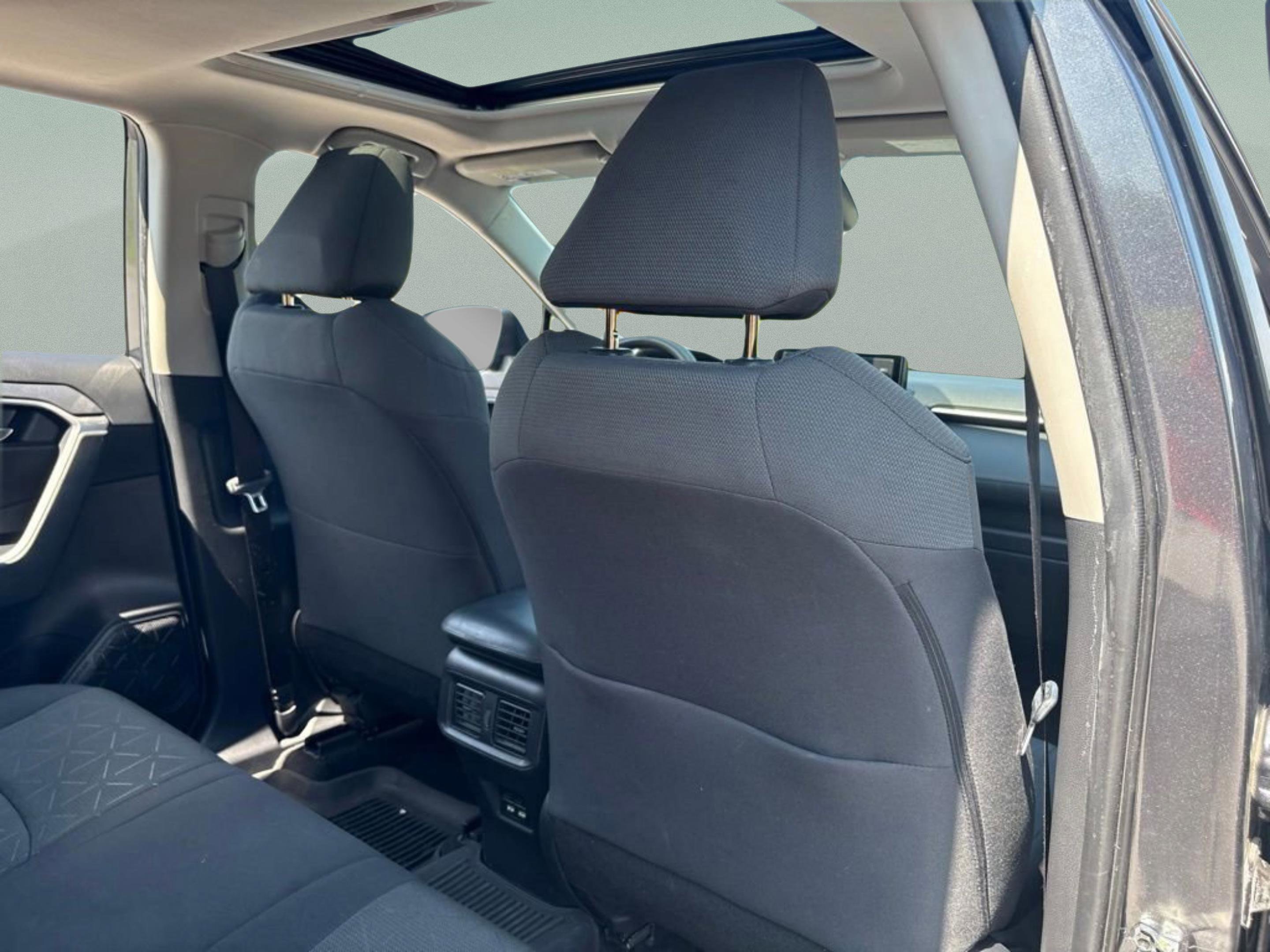 Used 2021 Toyota RAV4 XLE w/ Convenience Package FWD image 27