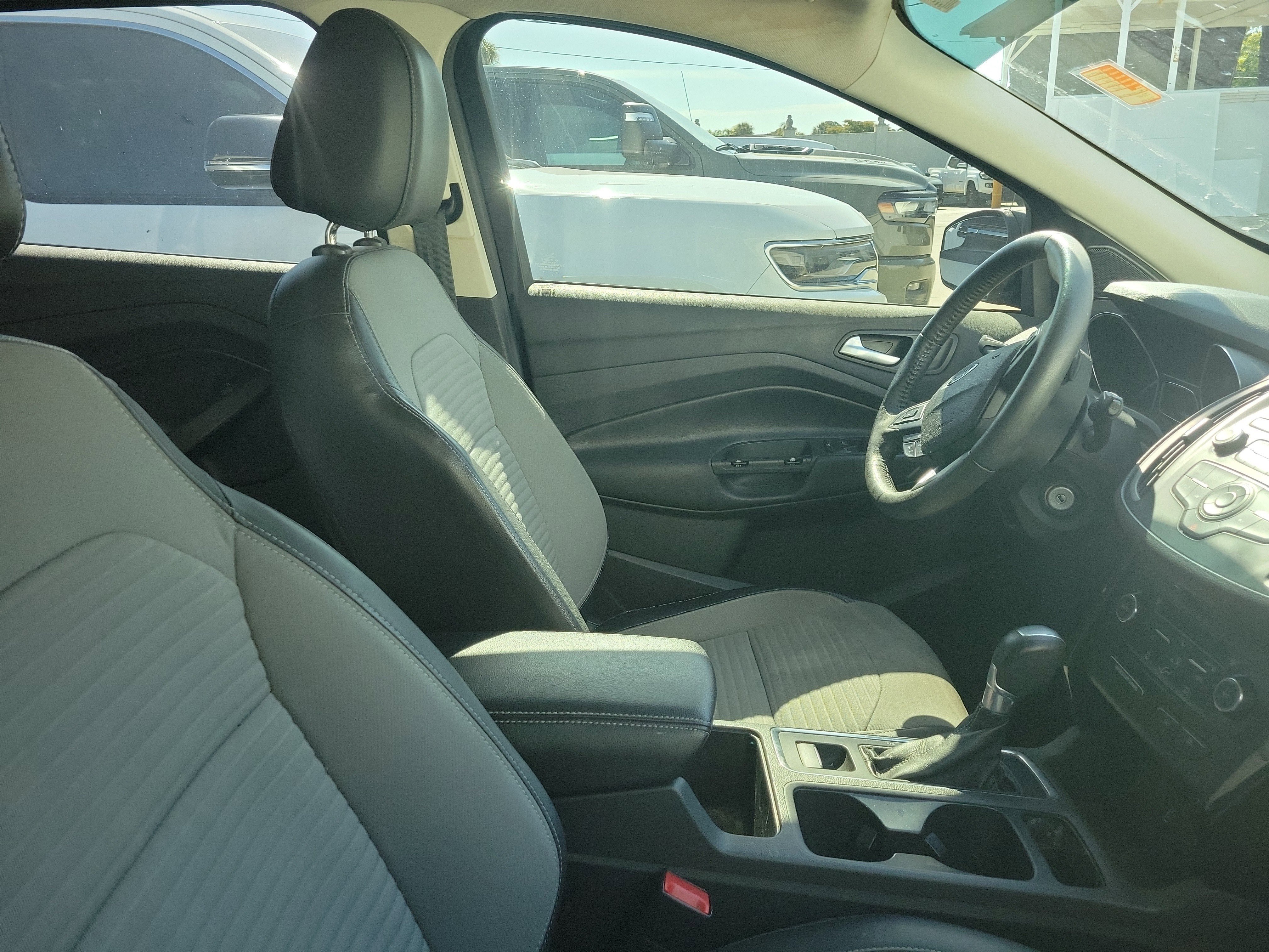 Used 2017 Ford Escape SE w/ SE Sport Appearance Package AWD/4WD image 10