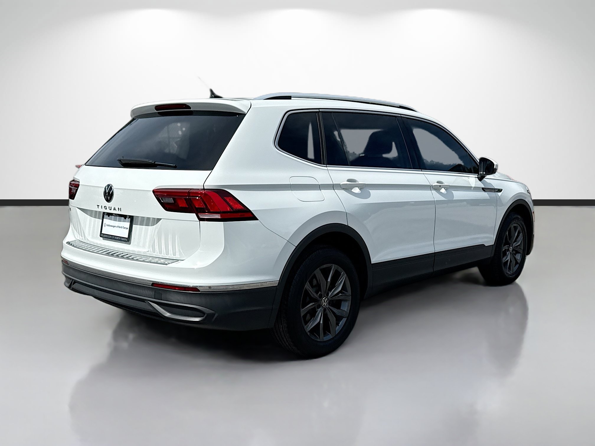 Used 2024 Volkswagen Tiguan SE FWD image 3