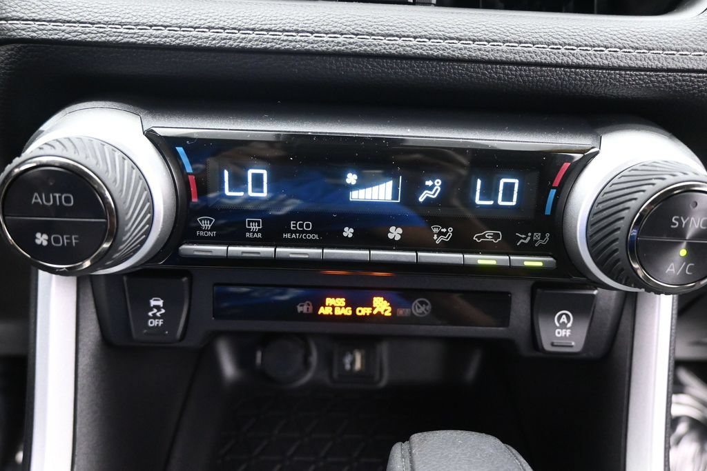 Used 2025 Toyota RAV4 XLE AWD/4WD image 31