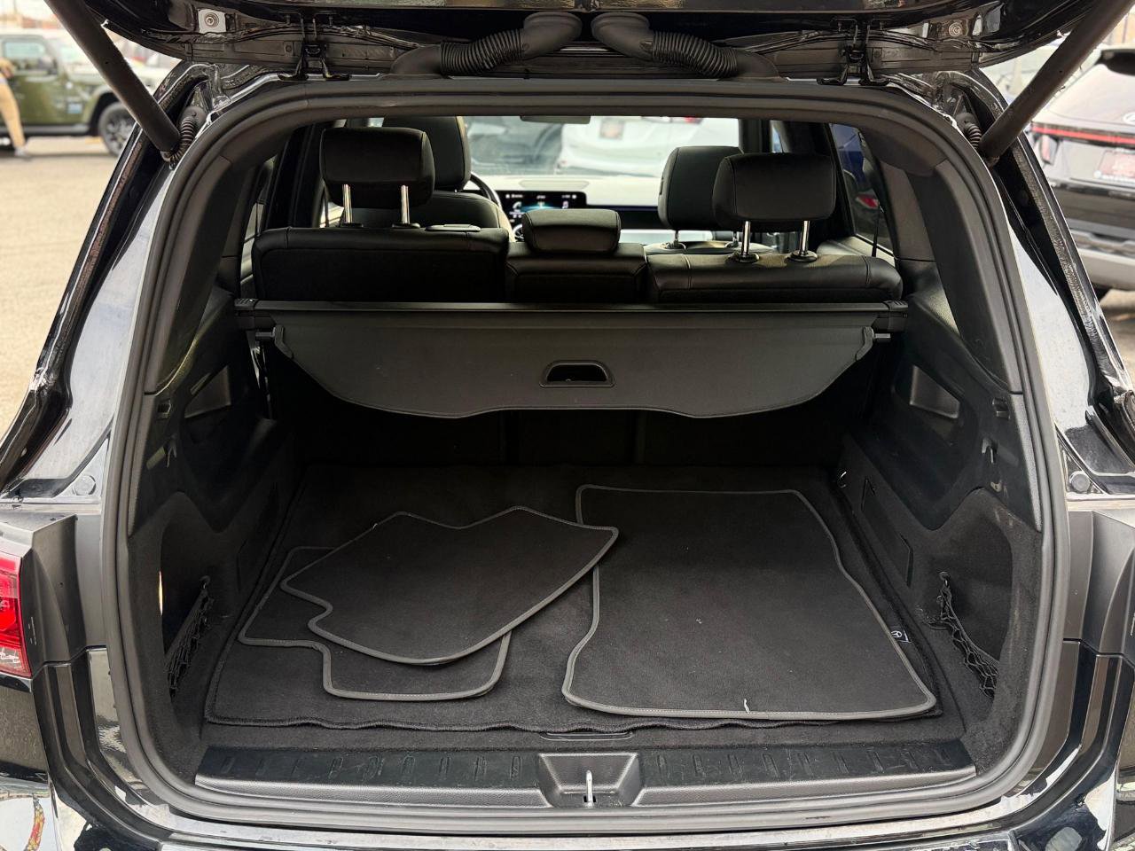 Used 2023 Mercedes-Benz GLB 250 4MATIC w/ Premium Package image 6