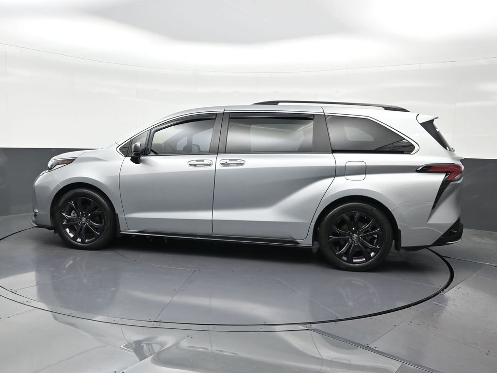 Used 2024 Toyota Sienna XSE w/ XSE Plus Package FWD image 2