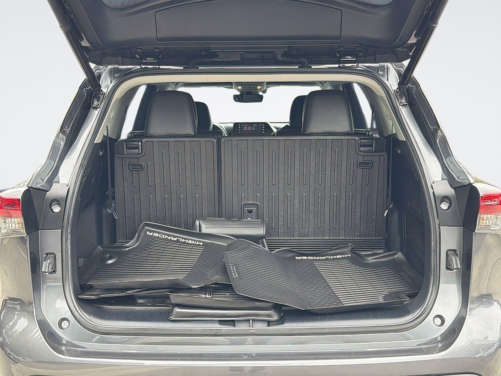 Used 2021 Toyota Highlander XLE AWD/4WD image 30