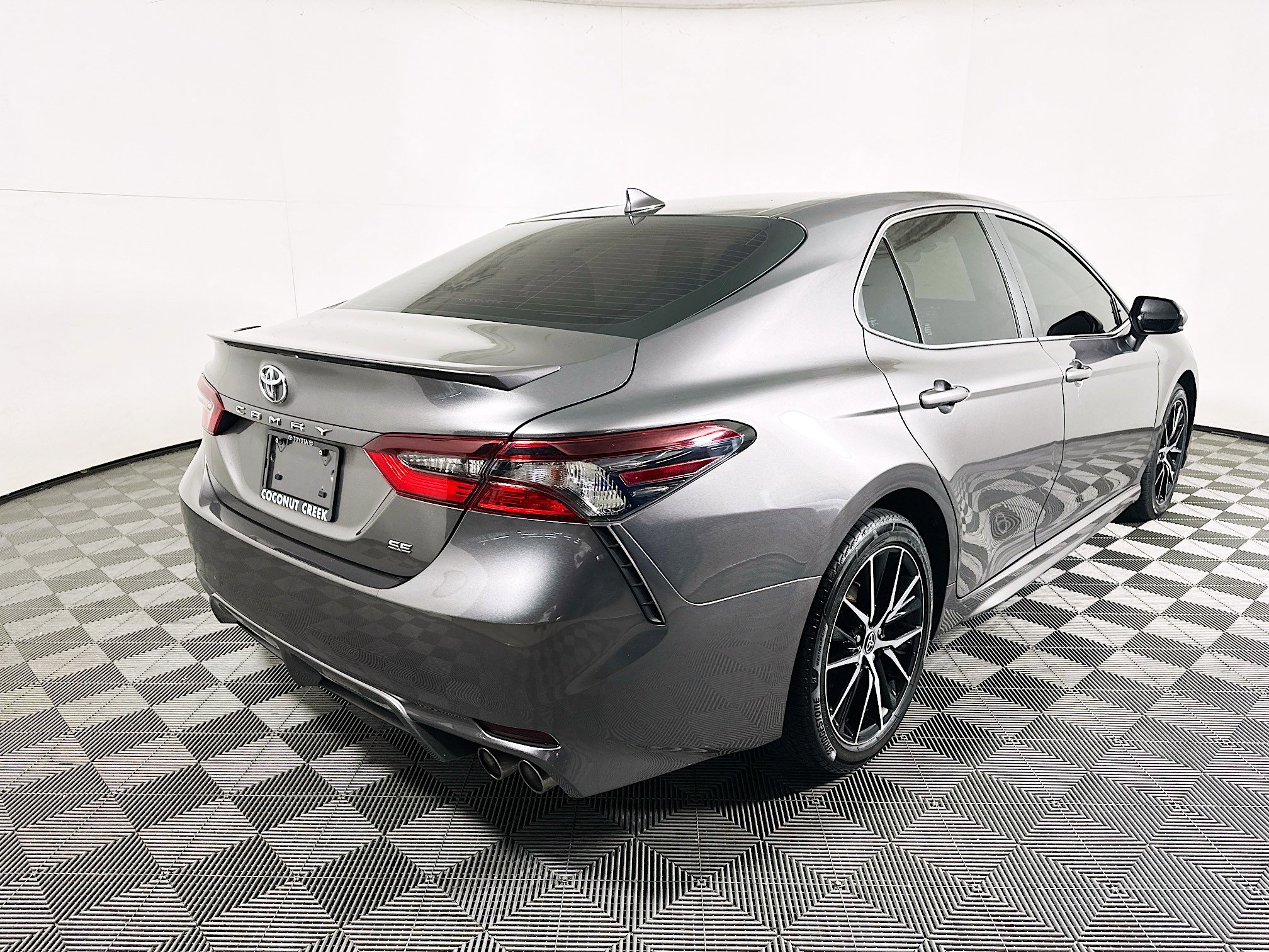 Used 2021 Toyota Camry SE image 3