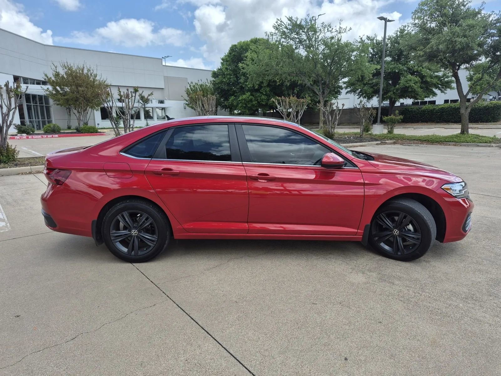 Used 2024 Volkswagen Jetta SE FWD image 5