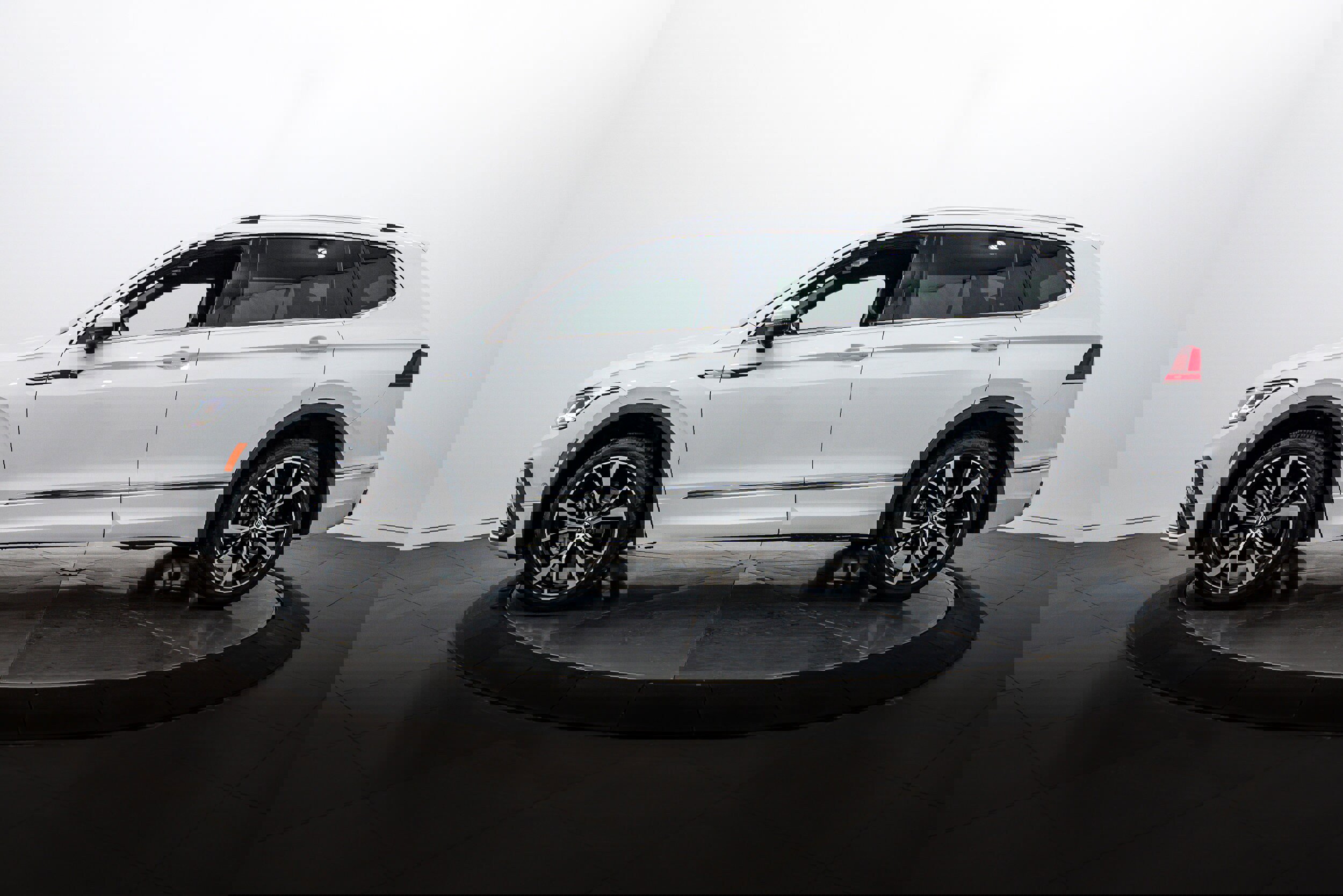 Used 2024 Volkswagen Tiguan SEL R-Line image 6