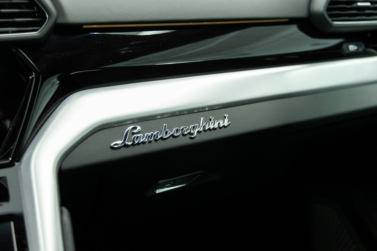 Used 2024 Lamborghini Urus S AWD/4WD image 32