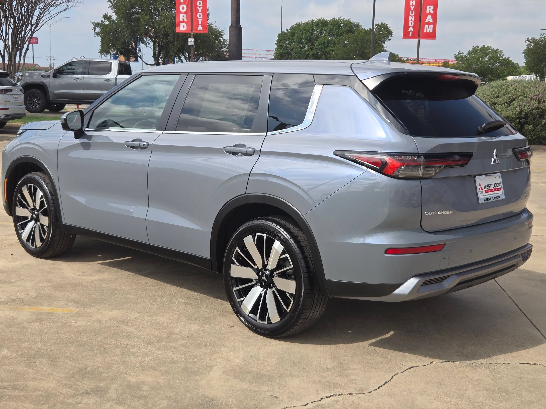 New 2026 Mitsubishi Outlander SE FWD image 3