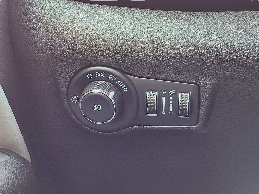 Used 2023 Jeep Compass Limited w/ Elite Group AWD/4WD image 17