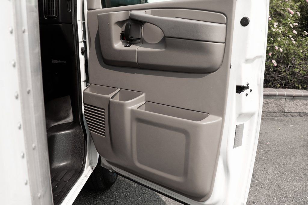 Used 2015 Chevrolet Express 4500 RWD image 40