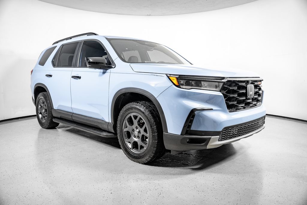 Used 2025 Honda Pilot TrailSport image 2