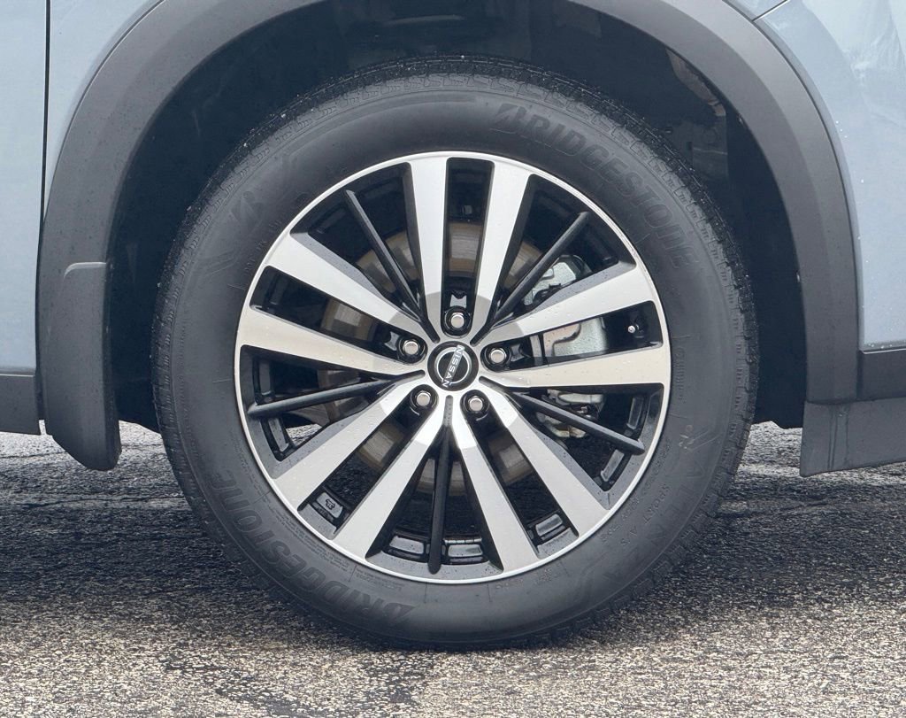 Used 2025 Nissan Pathfinder Platinum image 3