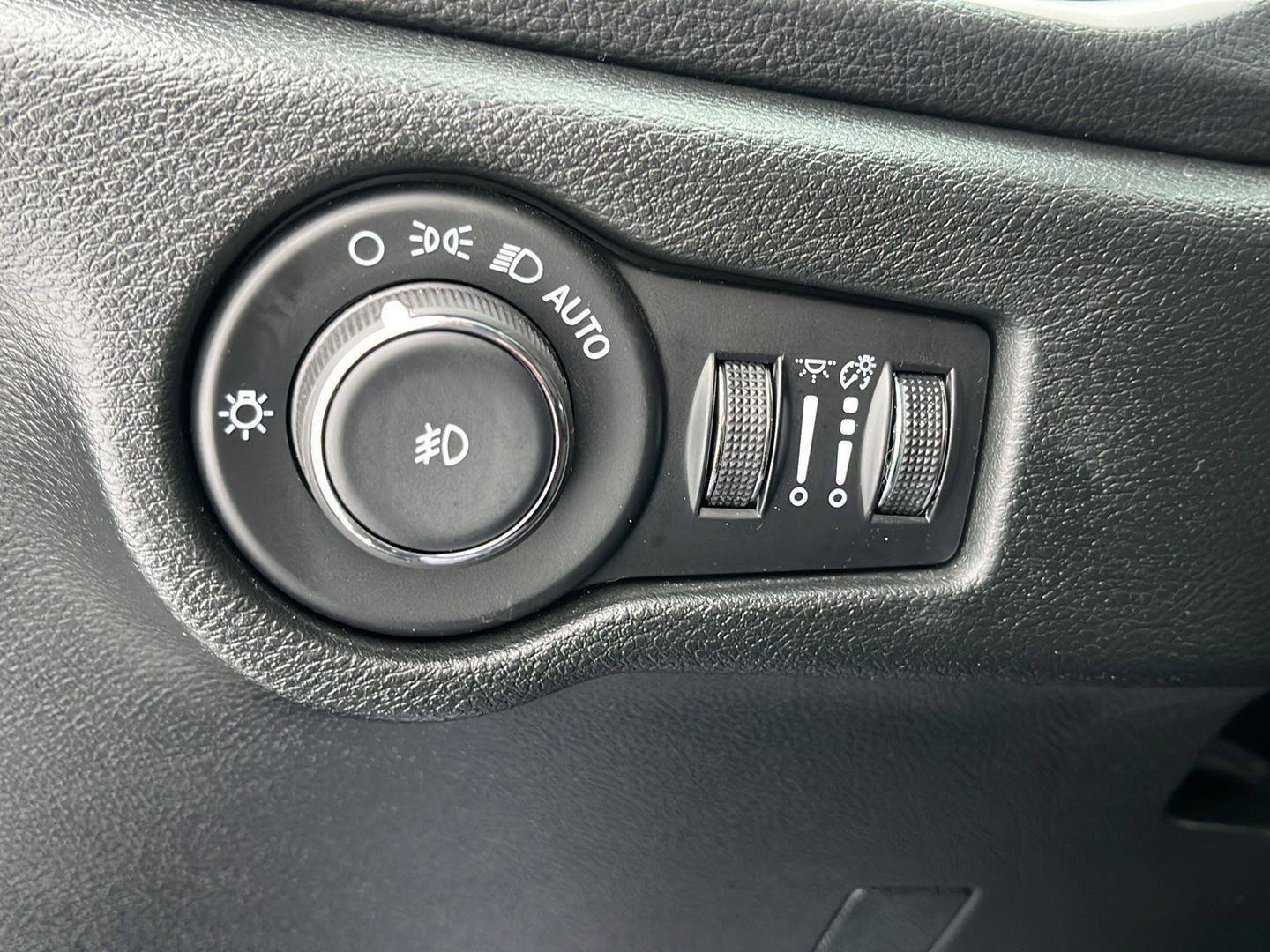 Used 2024 Chrysler Pacifica Limited image 23