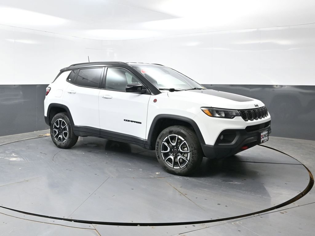 Used 2025 Jeep Compass Trailhawk AWD/4WD image 5