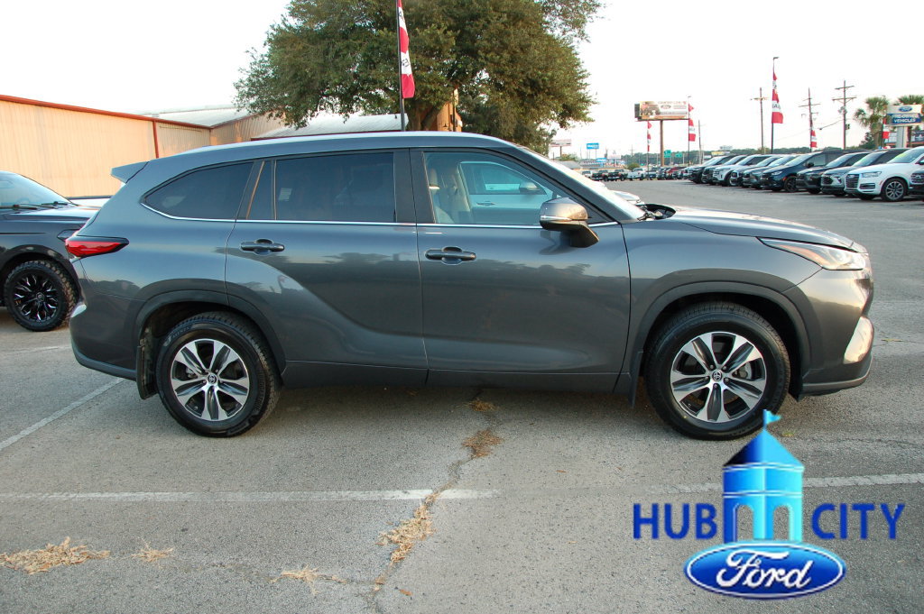 Used 2023 Toyota Highlander XLE FWD image 6