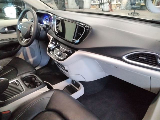 Used 2024 Chrysler Pacifica Touring-L image 21