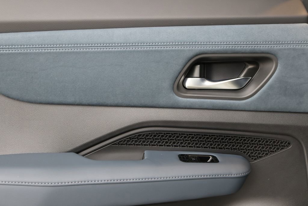 Used 2024 Nissan Ariya AWD image 23