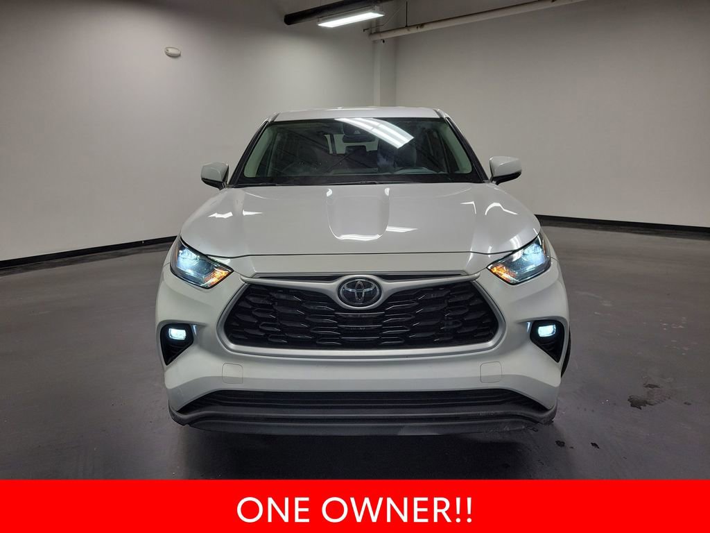 Used 2023 Toyota Highlander LE AWD/4WD image 3