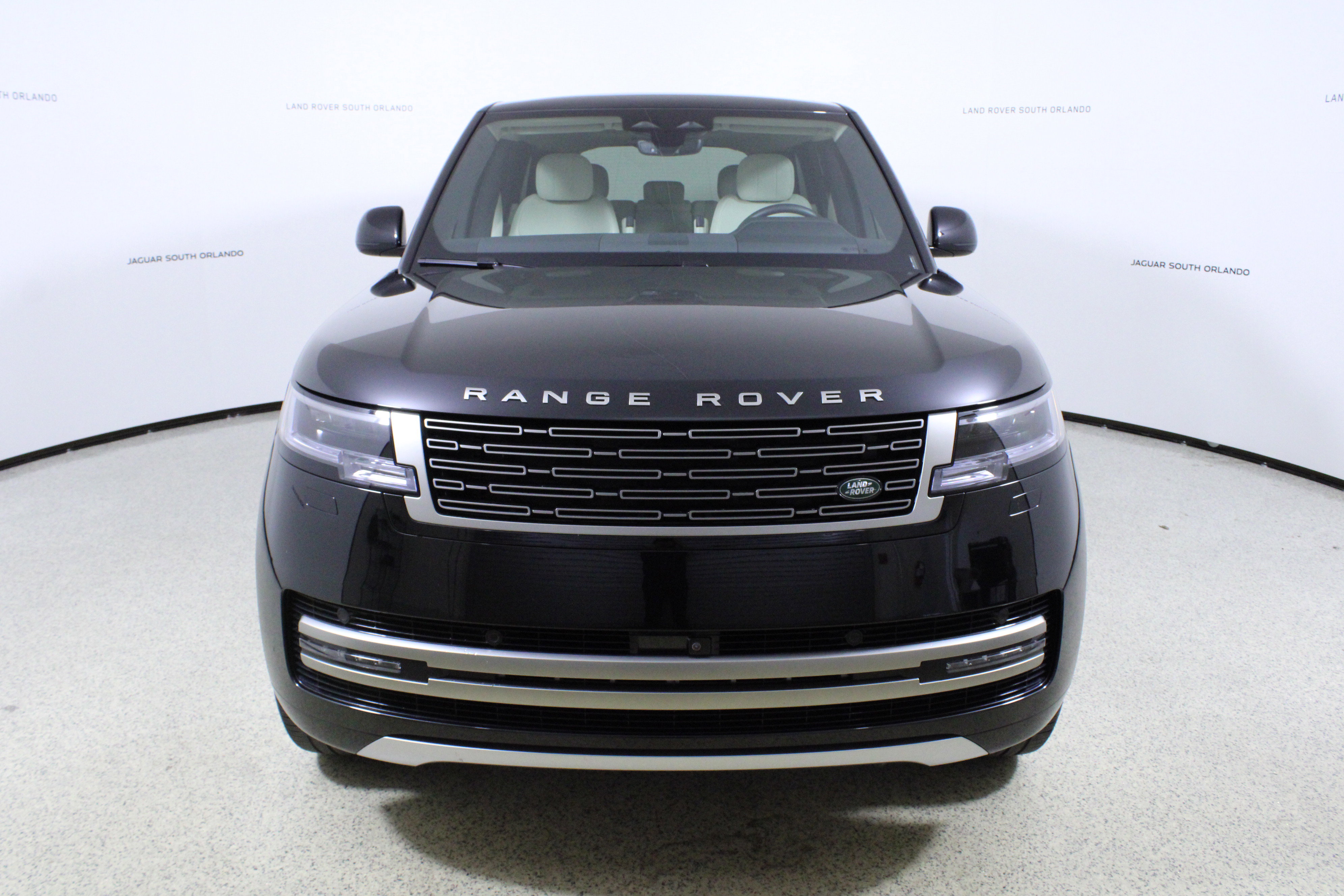 Used 2024 Land Rover Range Rover SE image 2