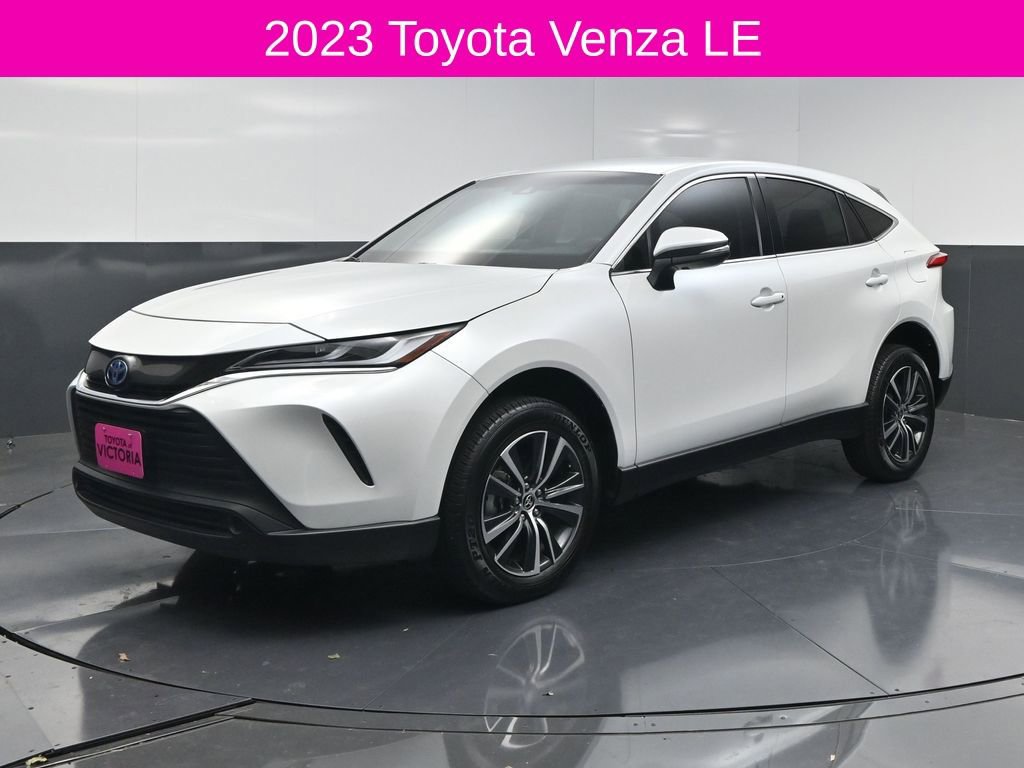 Used 2023 Toyota Venza LE image 2