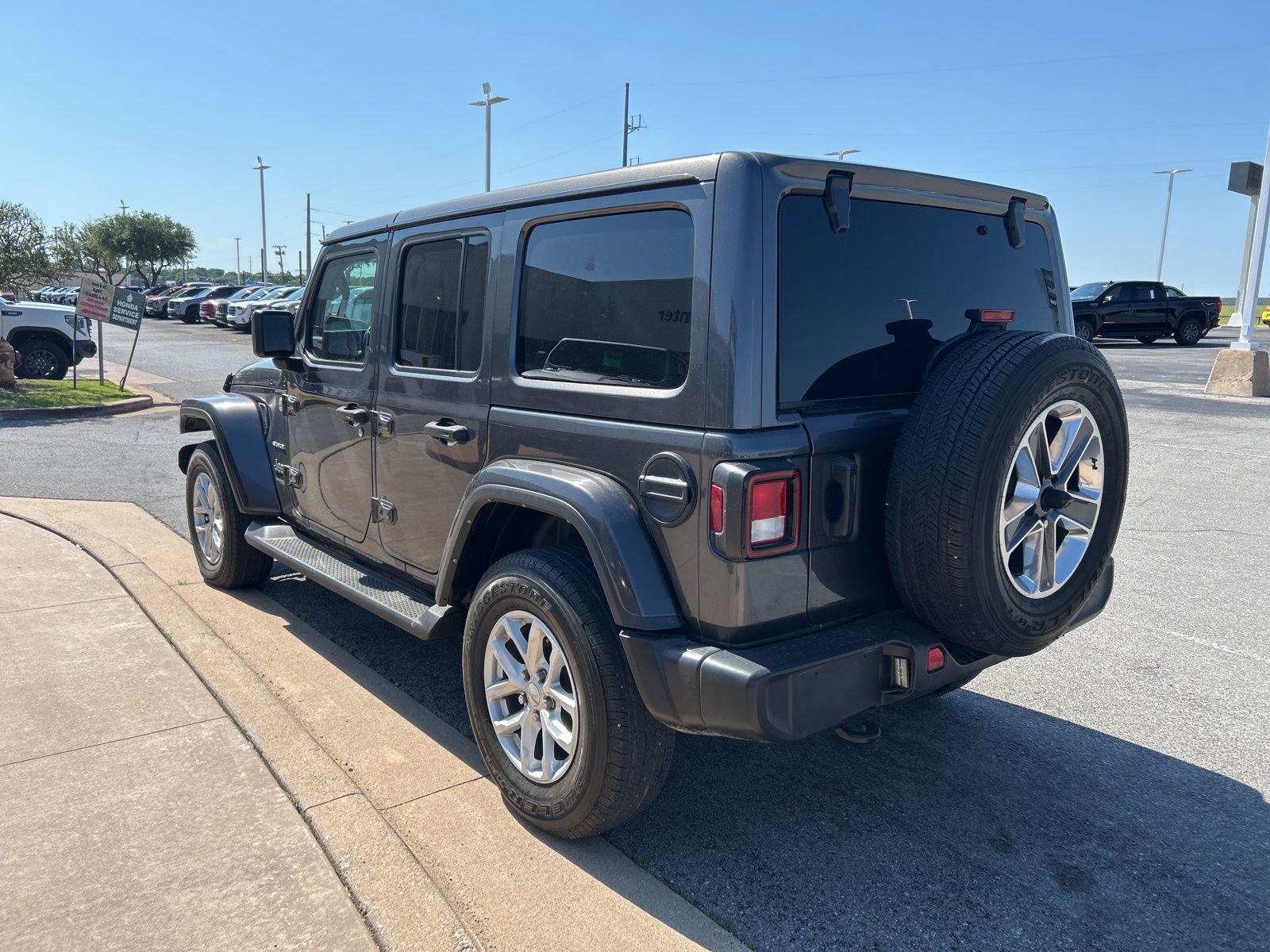 Used 2022 Jeep Wrangler Unlimited Sahara AWD/4WD image 7