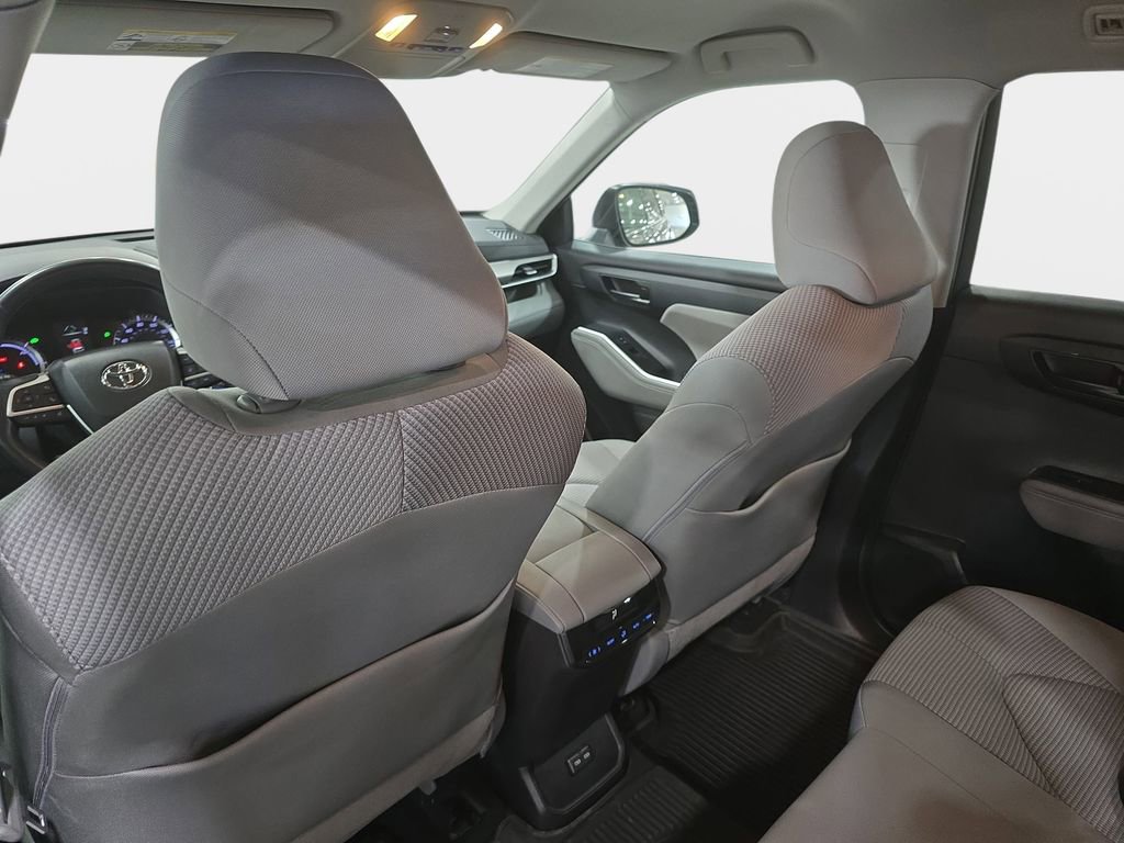 Used 2022 Toyota Highlander LE image 13