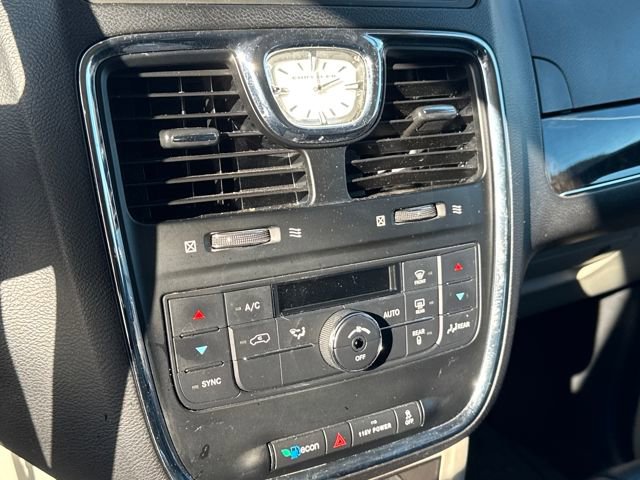 Used 2016 Chrysler Town & Country Touring image 21