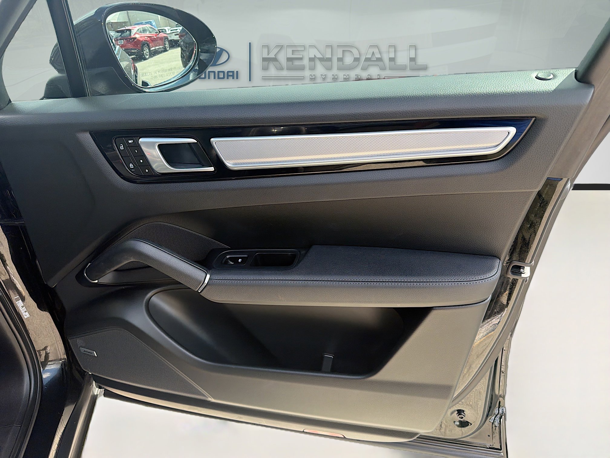 Used 2023 Porsche Cayenne Platinum Edition image 31