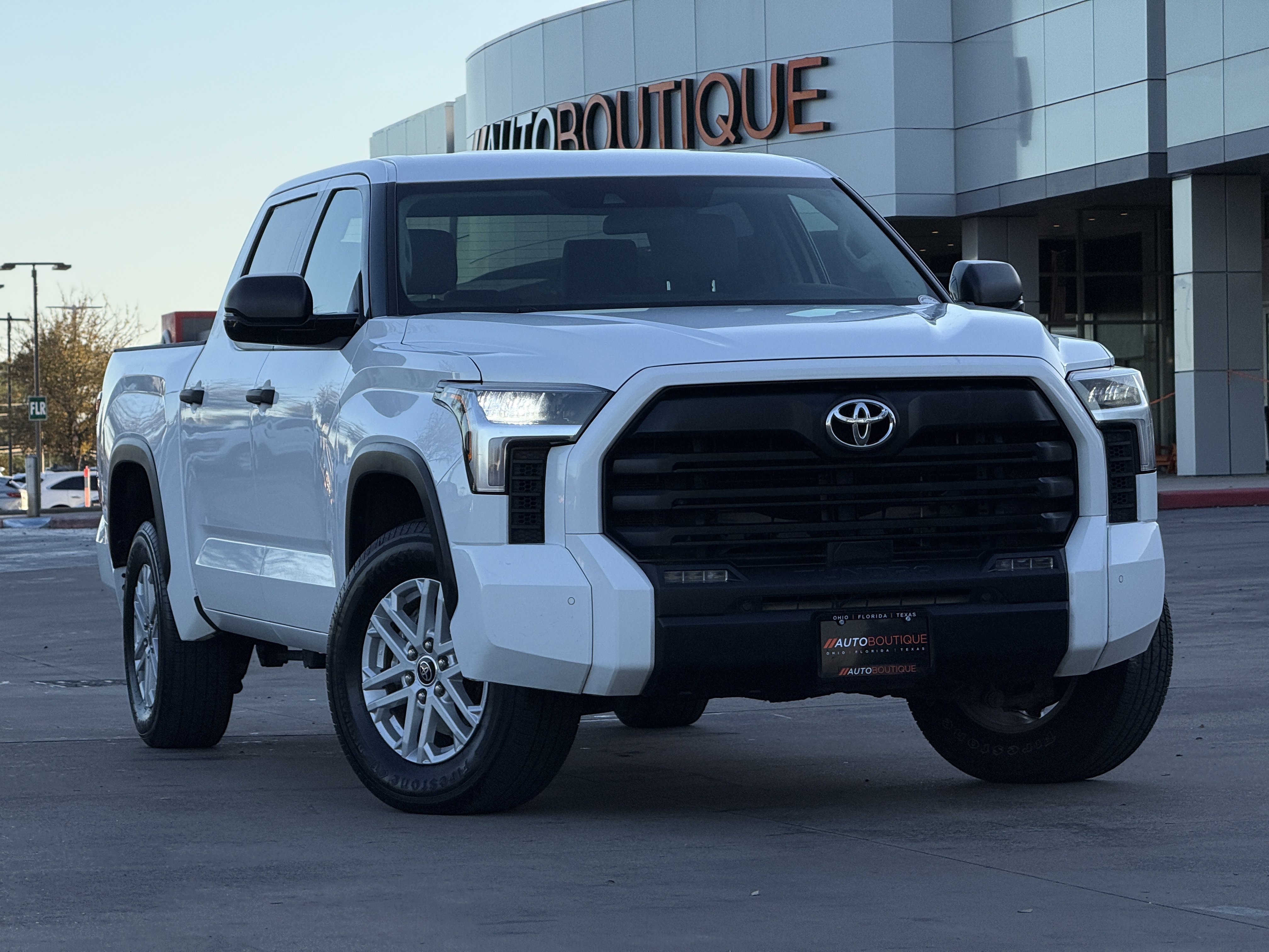 Used 2022 Toyota Tundra SR5 w/ SR5 Convenience Package image 5