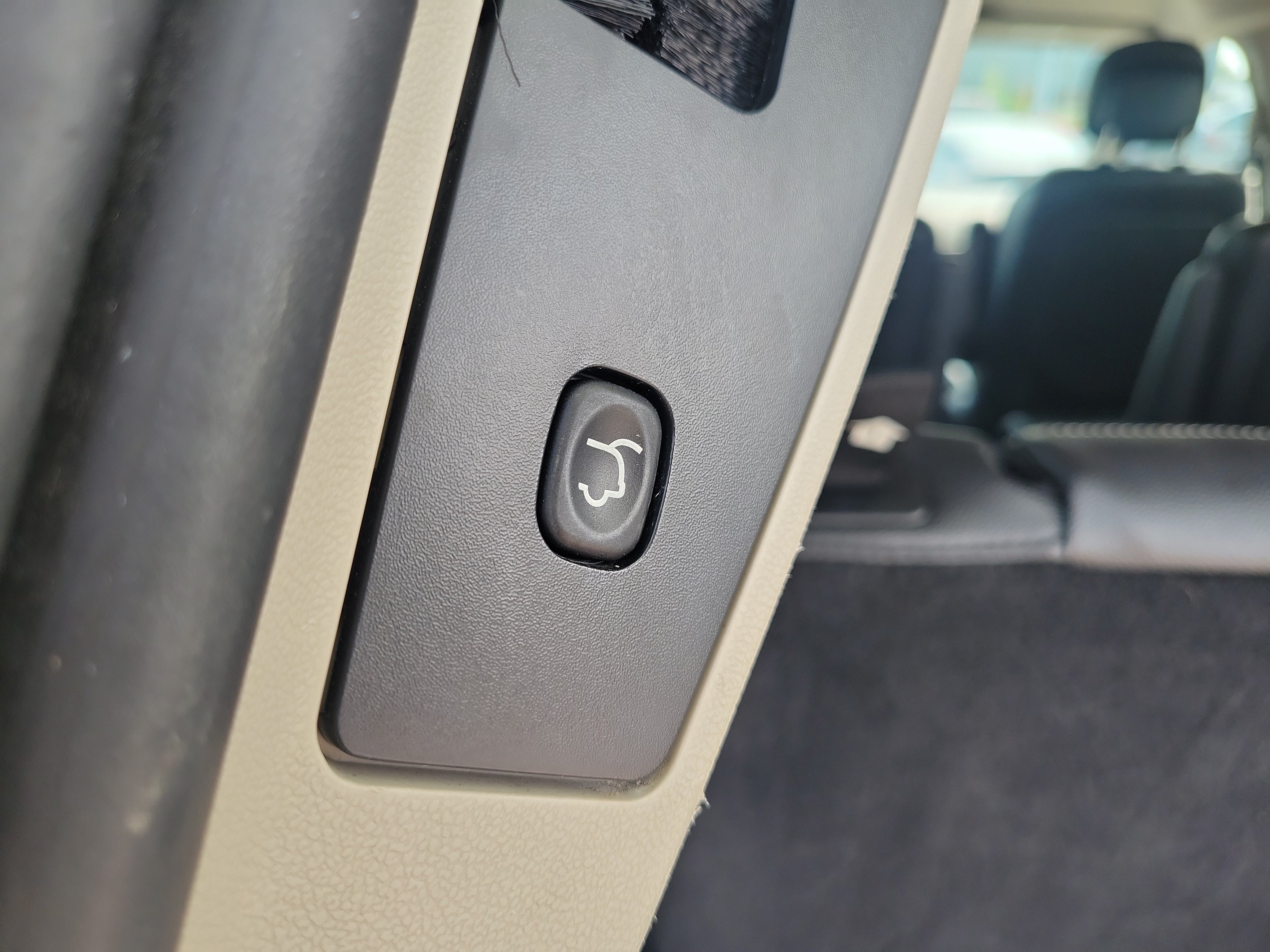 Used 2015 Chrysler Town & Country Touring-L w/ Driver Convenience Group FWD image 8