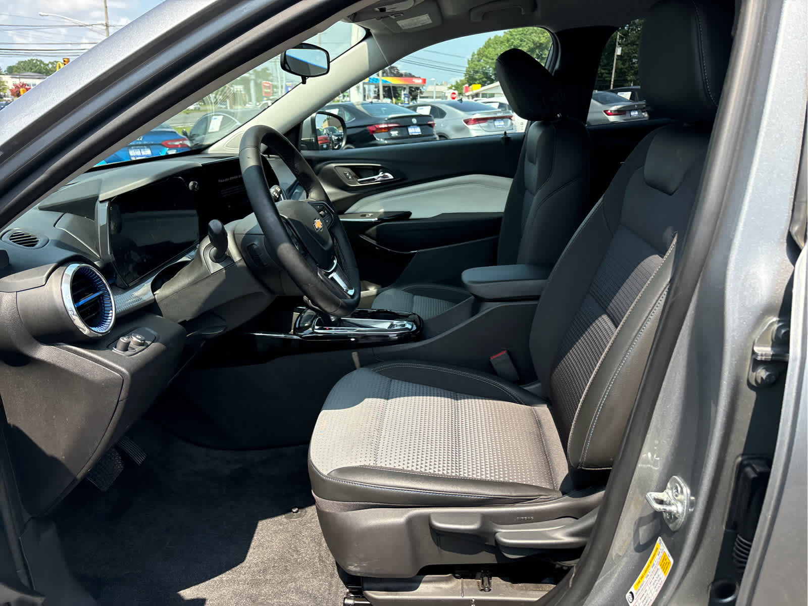 Certified 2025 Chevrolet Trax LT w/ LT Convenience Package FWD image 9