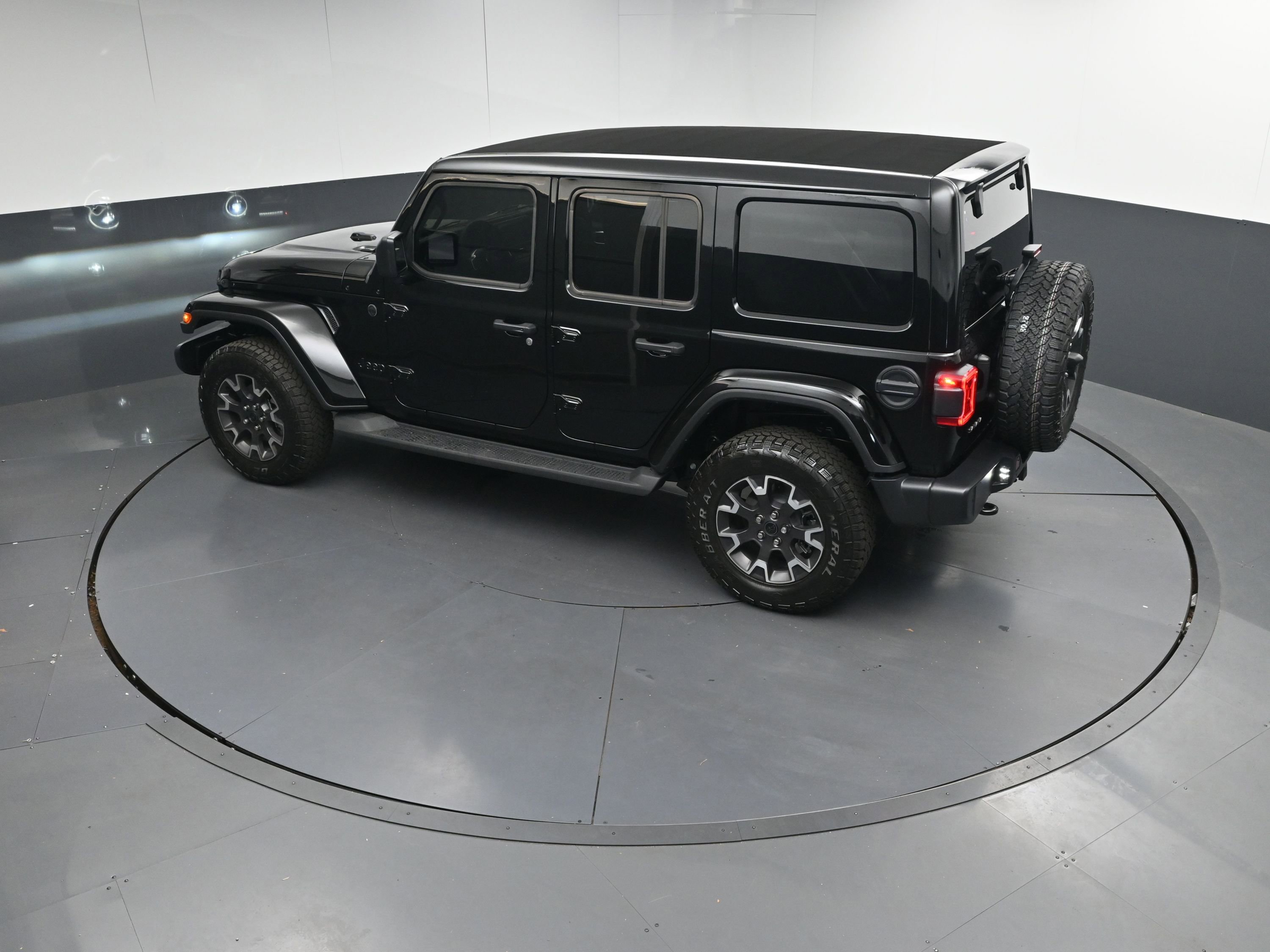 Used 2025 Jeep Wrangler Sahara image 34