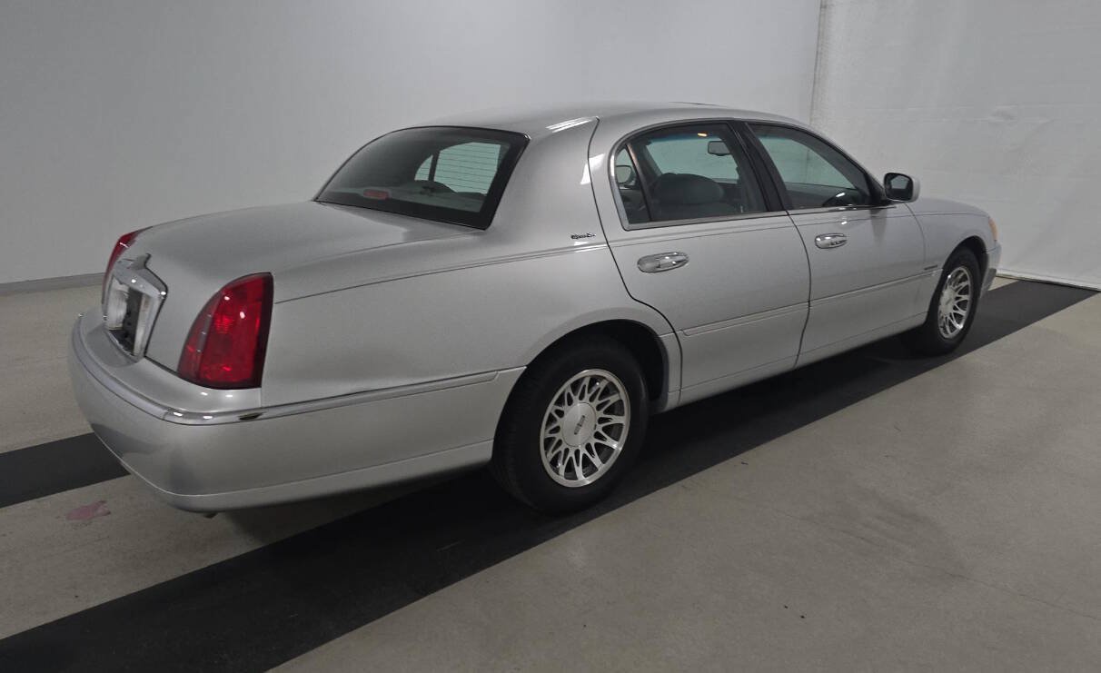 Used 2000 Lincoln Town Car Signature RWD image 2