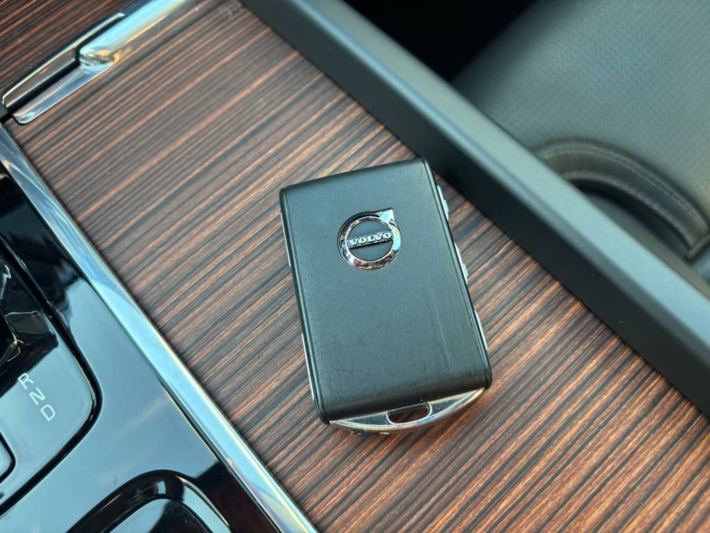 Certified 2024 Volvo XC60 B5 Ultimate w/ Climate Package image 32