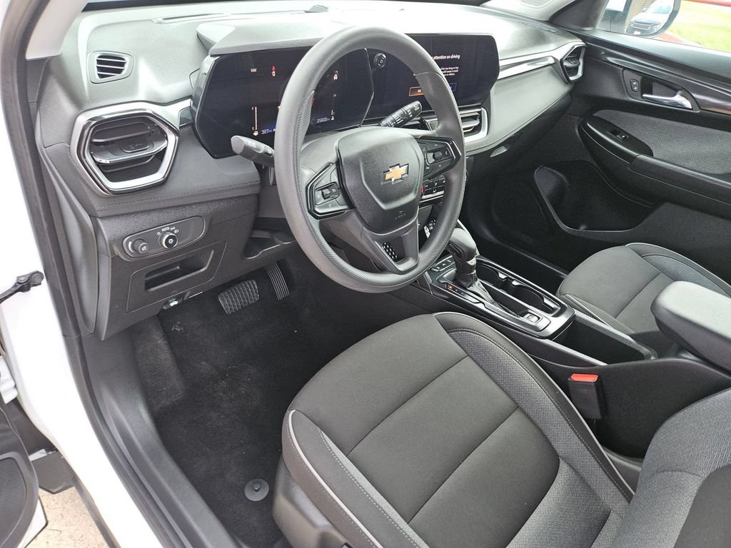 Used 2025 Chevrolet TrailBlazer LT AWD/4WD image 15