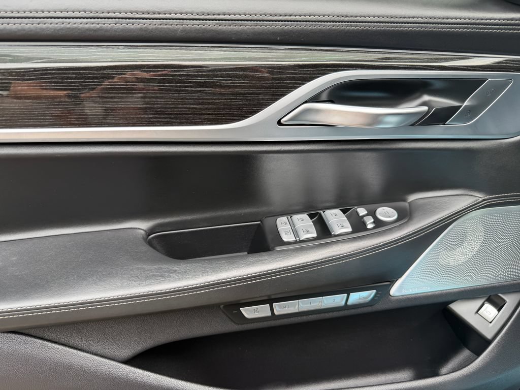 Used 2018 BMW 750i RWD image 19