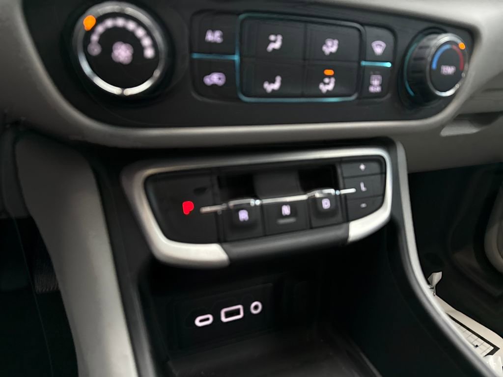 Used 2024 GMC Terrain SLE image 25