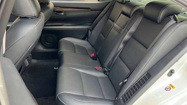 Used 2016 Lexus ES 300h image 9