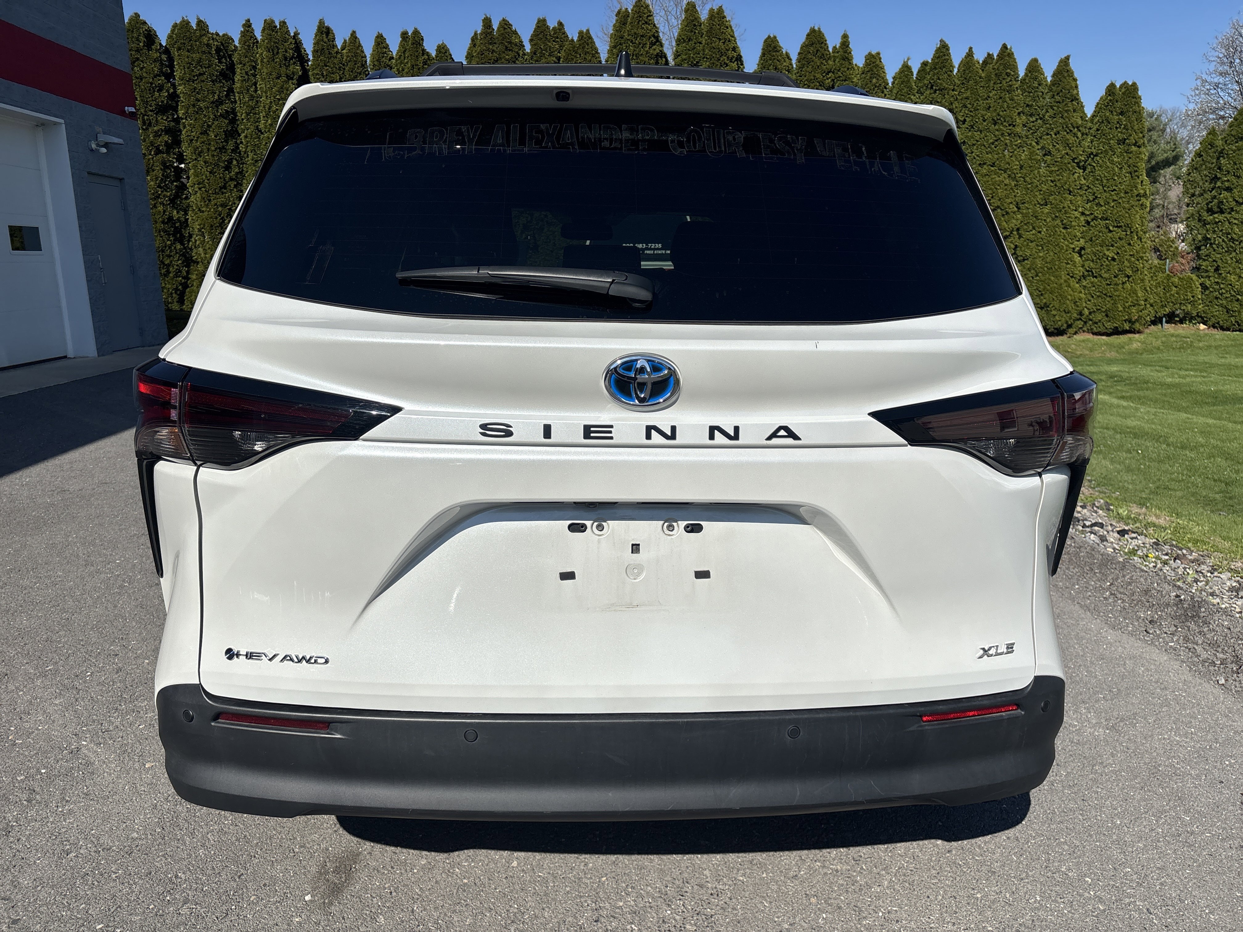 Used 2025 Toyota Sienna XLE image 4