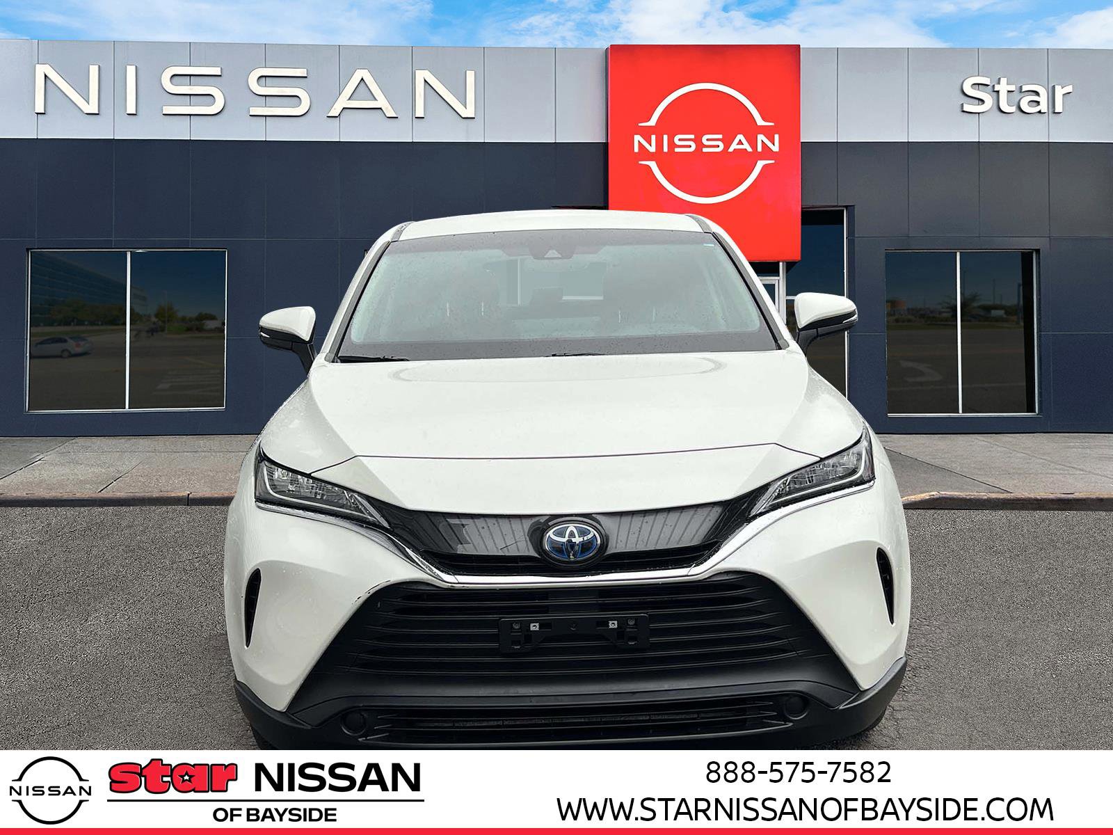 Used 2021 Toyota Venza LE image 2