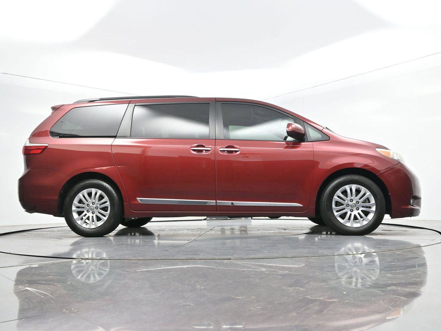Used 2017 Toyota Sienna XLE w/ XLE Navigation Package FWD image 59