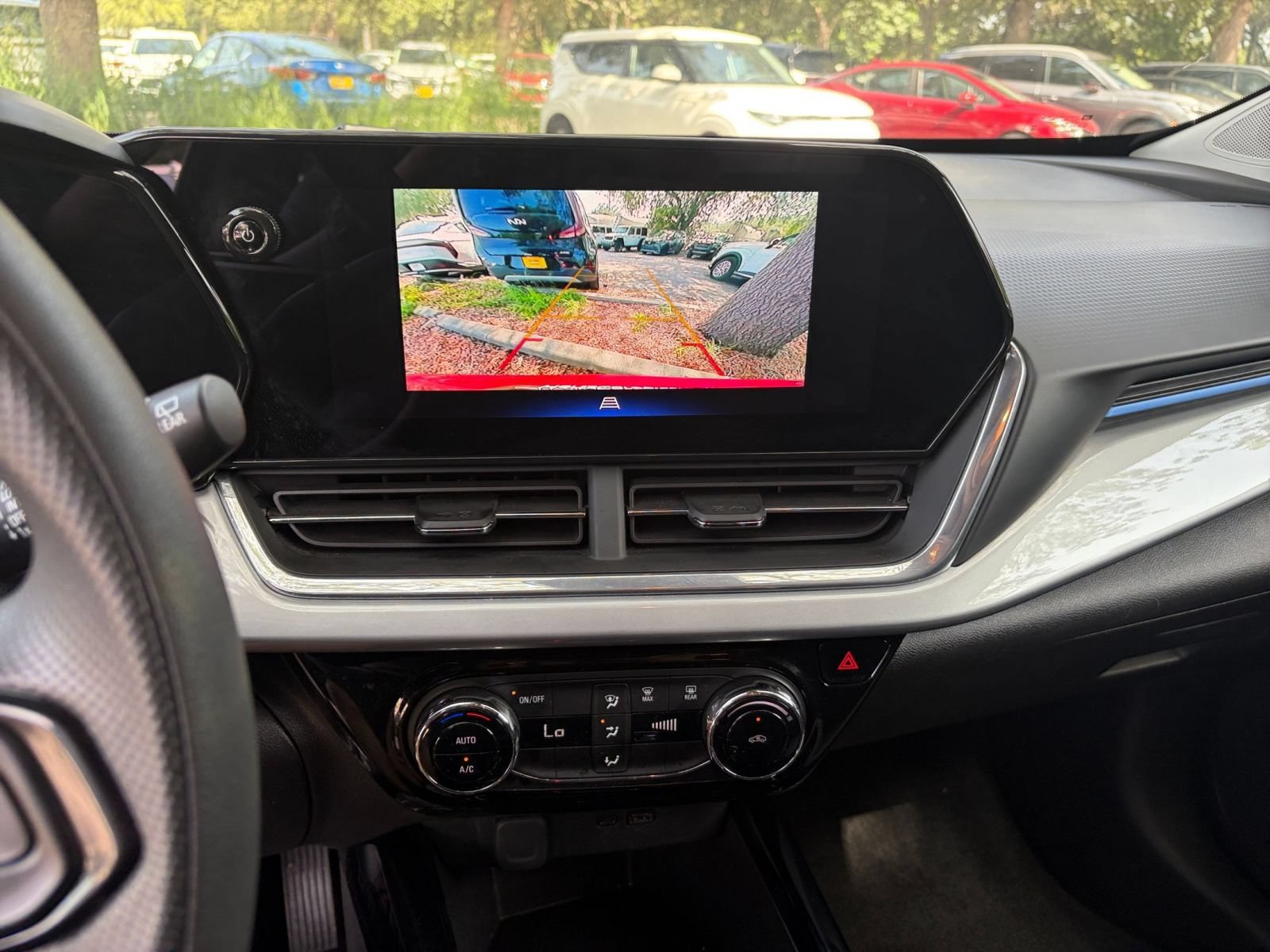 Used 2025 Chevrolet Trax LT FWD image 23
