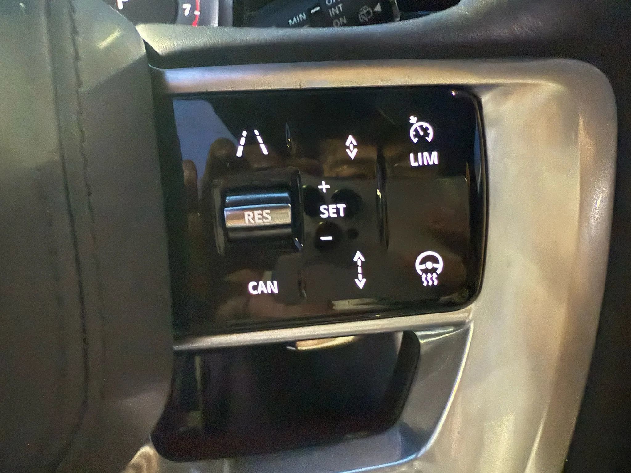 Used 2024 Land Rover Range Rover Long Wheelbase Autobiography image 5