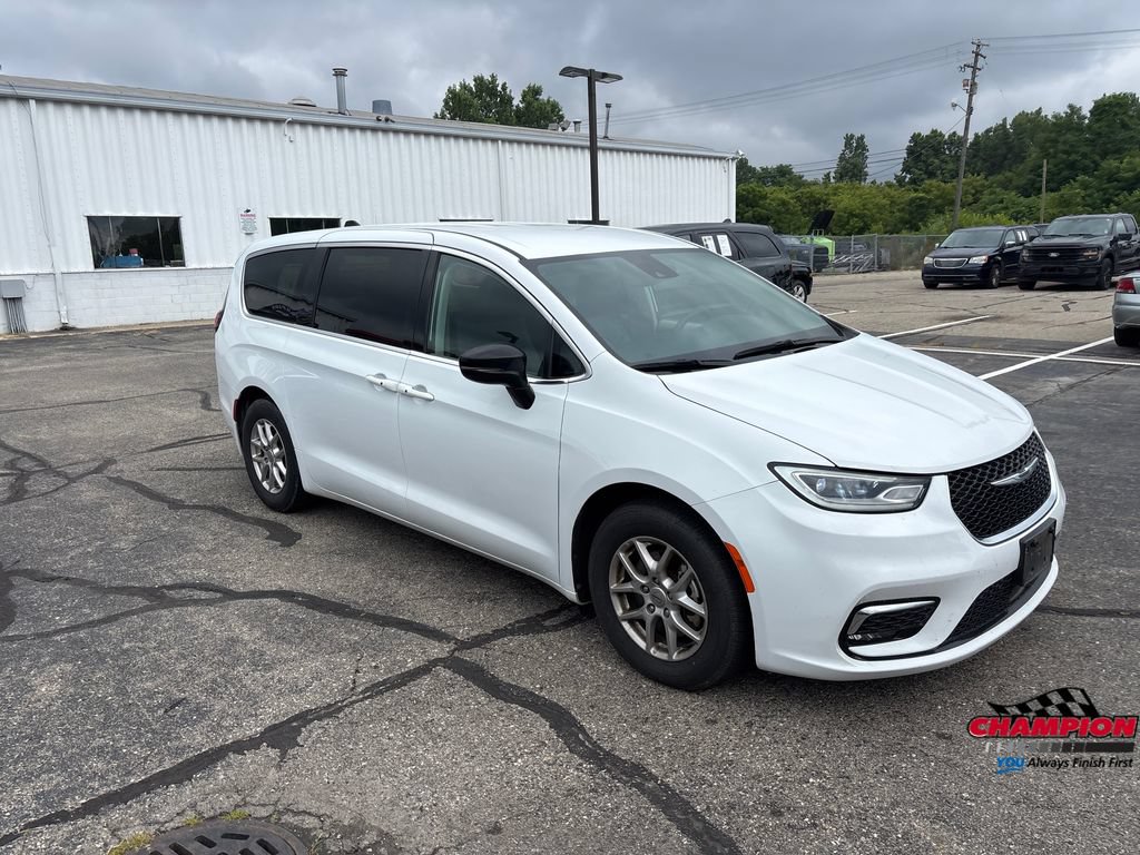 Used 2024 Chrysler Pacifica Touring-L FWD video 3