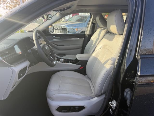Used 2022 Jeep Grand Cherokee Overland image 11