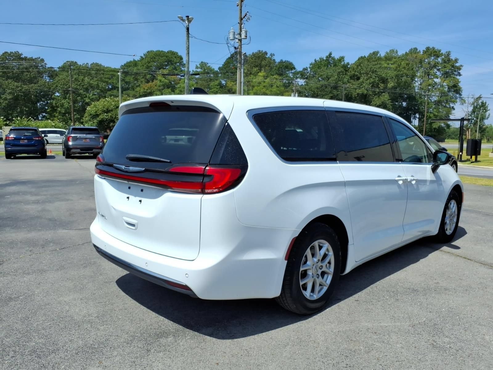 Used 2024 Chrysler Pacifica Touring-L FWD image 4