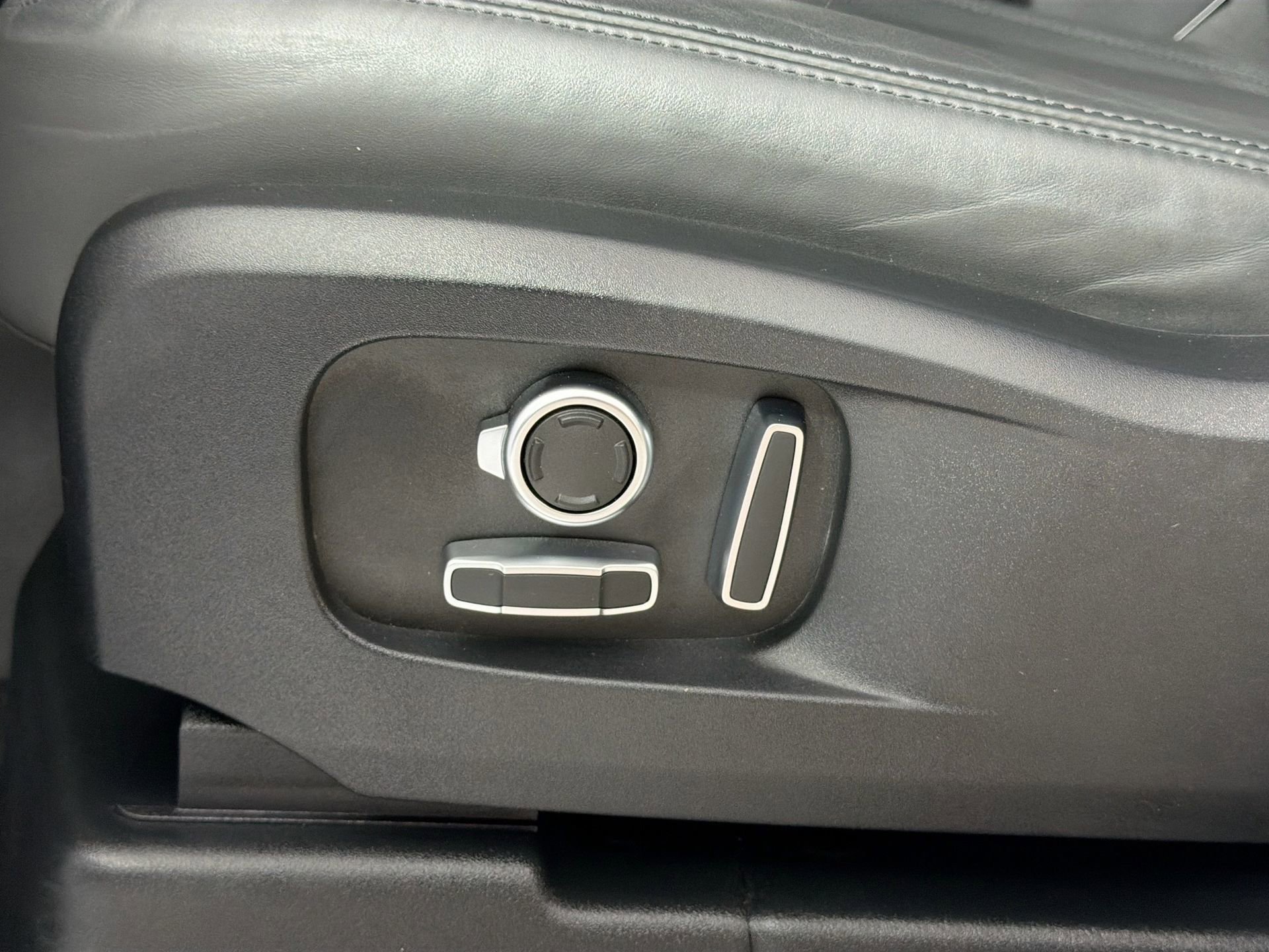 Certified 2025 Land Rover Defender 130 S image 21