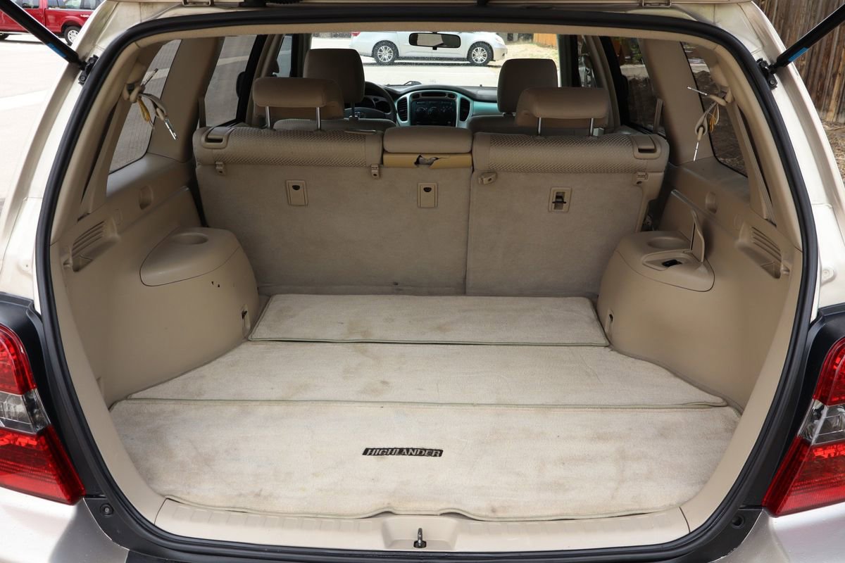 Used 2005 Toyota Highlander 2WD V6 w/ 3rd Row image 14