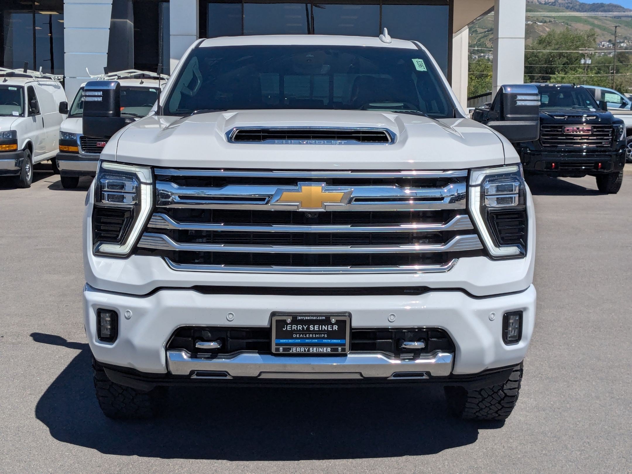 Used 2025 Chevrolet Silverado 3500 High Country w/ Technology Package AWD/4WD image 8